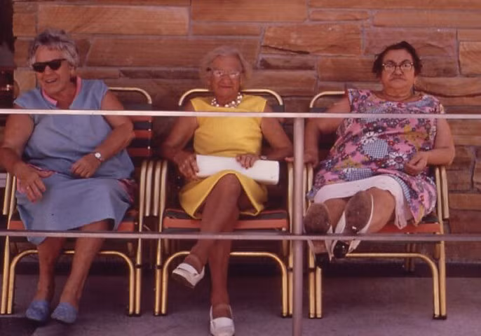 Mọi người ngồi trò chuyện và xem các hoạt động trên bãi biển ở Miami Beach, Florida, năm 1973.