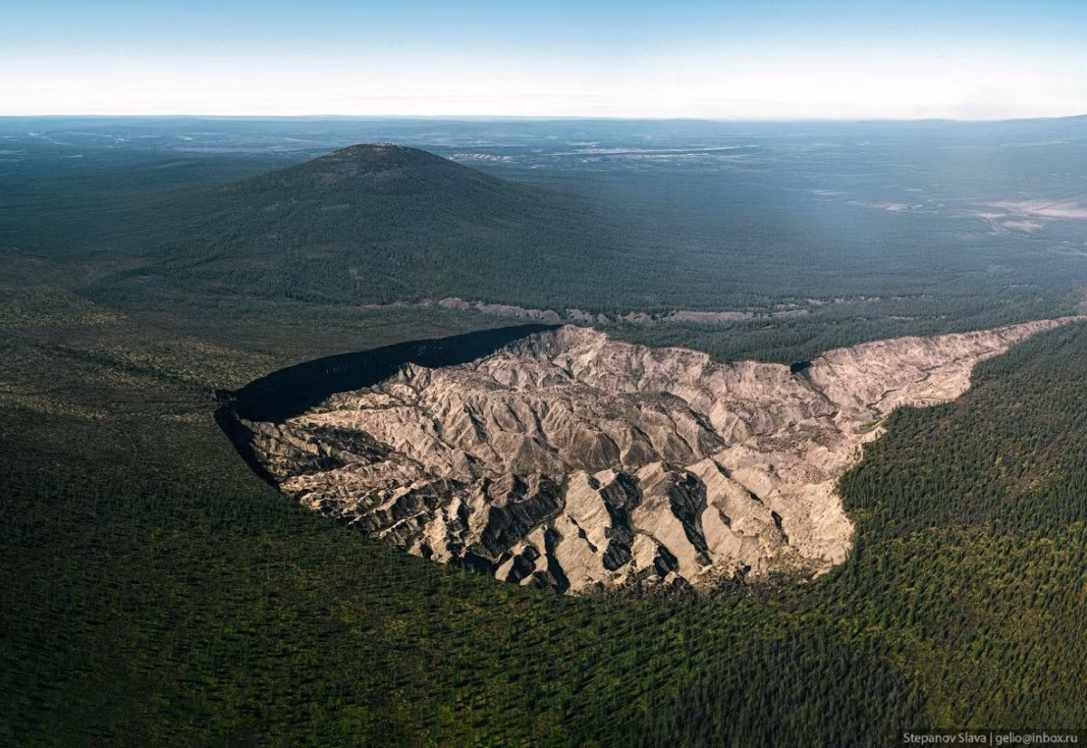 Hố sụt Batagay là một vết nứt lớn đang mở rộng ở Siberia, Nga, có chiều dài khoảng 1 km và sâu tới 100 mét. Hố này xuất hiện từ những năm 1960. Ảnh: Slava Stepanov.