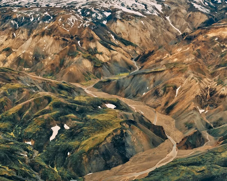 Landmannalaugar, một địa điểm trong Khu bảo tồn thiên nhiên Fjallabak của Iceland, nhìn từ trên cao.