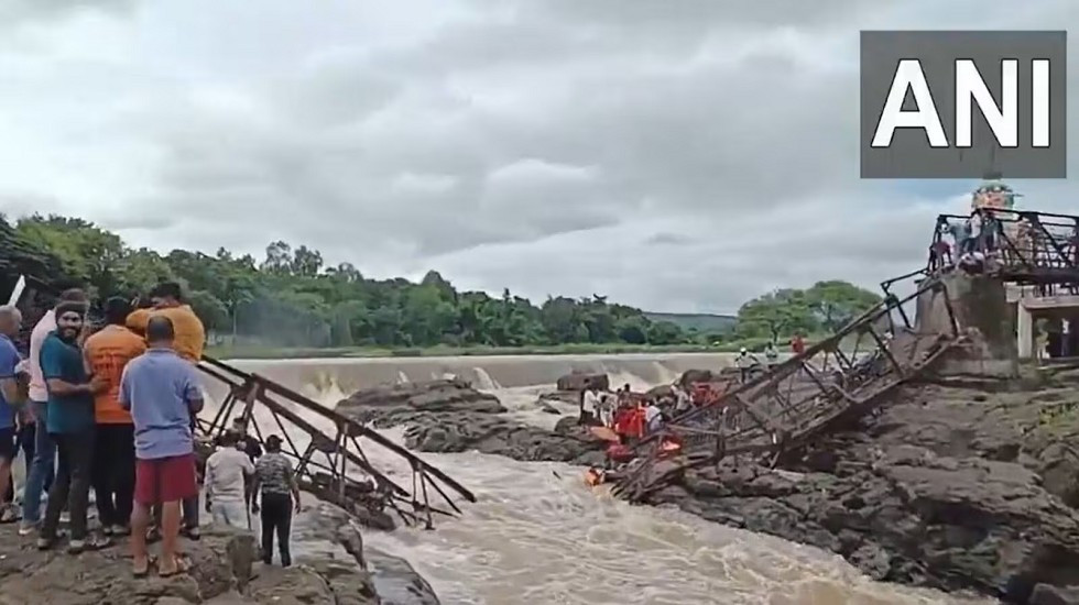 "Chúng tôi đang thống kê số người mất tích", người đứng đầu Pune, Jitendra Dudi, nói và cho biết thêm, đã có 38 người được giải cứu và 30 người trong số đó phải nhập viện. Ảnh: ANI.