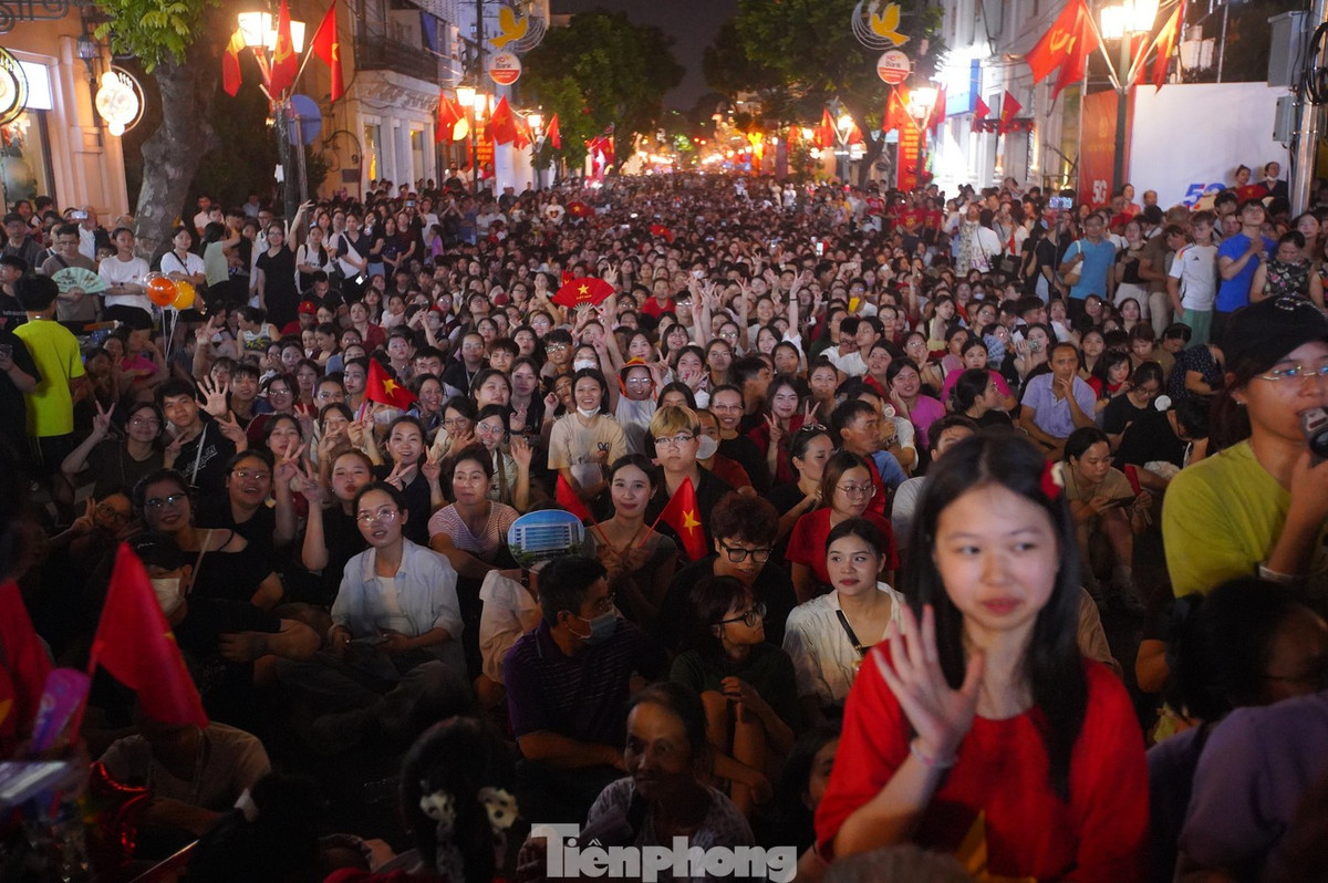 Chương trình chỉ phát vé mời nên số lượng khán giả vào khu vực sân khấu không nhiều. Vì vậy, nhiều khán giả chọn đứng ngoài sân khấu, thưởng thức các tiết mục từ xa. Lượng người đứng ngoài hàng rào xem chương trình có thể dài đến ngã tư Tràng Tiền - Ngô Quyền.