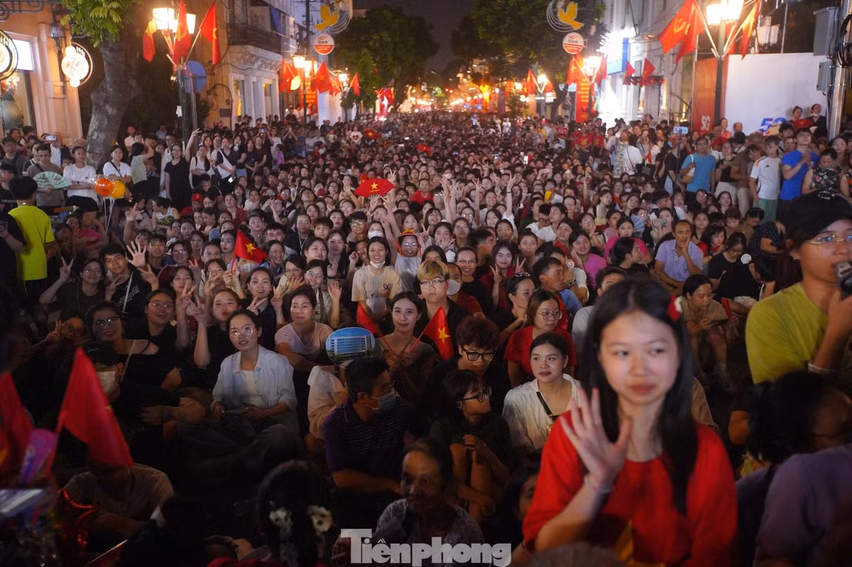 Chương trình chỉ phát vé mời nên số lượng khán giả vào khu vực sân khấu không nhiều. Vì vậy, nhiều khán giả chọn đứng ngoài sân khấu, thưởng thức các tiết mục từ xa. Lượng người đứng ngoài hàng rào xem chương trình có thể dài đến ngã tư Tràng Tiền - Ngô Quyền.