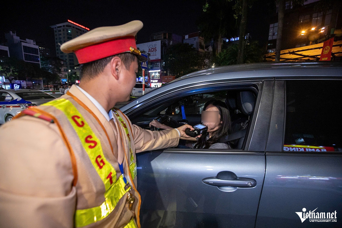 Trung tá Phạm Văn Chiến - Đội trưởng Đội CSGT đường bộ số 6 (Phòng CSGT Công an Hà Nội) cho biết, đơn vị bố trí 6 tổ công tác trên các tuyến đường thuộc các phường như Cầu Giấy, Từ Liêm, Yên Hòa... Tính đến 0h ngày 8/3, lực lượng CSGT đã xử lý 4 tài xế ô tô và 23 người lái xe máy vi phạm nồng độ cồn.