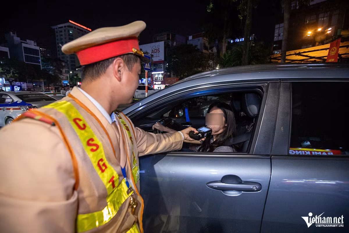 Trung tá Phạm Văn Chiến - Đội trưởng Đội CSGT đường bộ số 6 (Phòng CSGT Công an Hà Nội) cho biết, đơn vị bố trí 6 tổ công tác trên các tuyến đường thuộc các phường như Cầu Giấy, Từ Liêm, Yên Hòa... Tính đến 0h ngày 8/3, lực lượng CSGT đã xử lý 4 tài xế ô tô và 23 người lái xe máy vi phạm nồng độ cồn.
