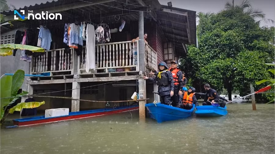 Tại làng Sala Wadi, huyện Yi-ngo, người dân buộc phải dùng thuyền để di chuyển. Một số gia đình phải đến các nơi trú ẩn khẩn cấp sau khi mực nước dâng cao. Ảnh: The Nation.