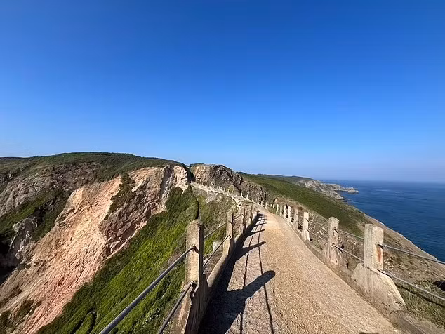 Đảo Sark còn được biết đến là "thiên đường thuế", nơi người dân không phải trả thuế thu nhập, thừa kế hay thuế giá trị gia tăng.