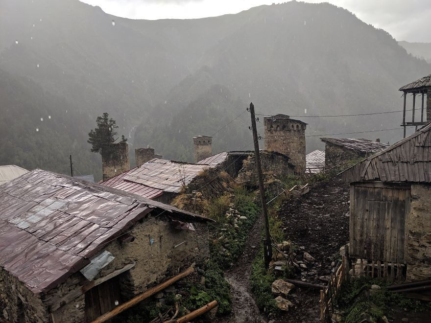 Adishi (Georgia) là một ngôi làng nằm ở độ cao 2.040 mét so với mực nước biển.