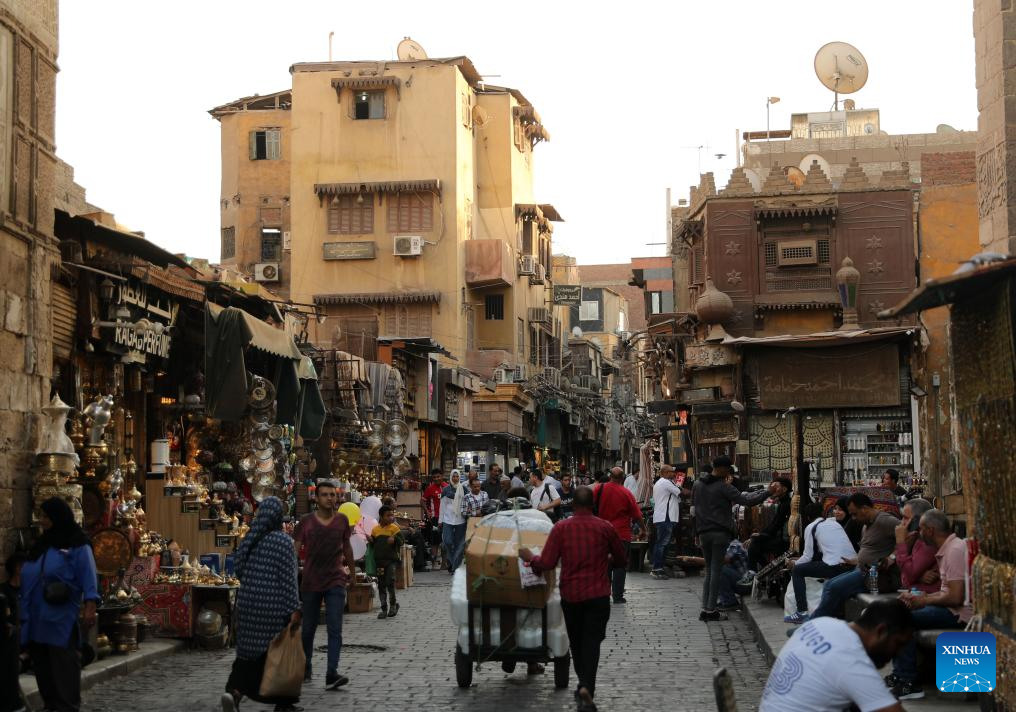 Ban đầu, nơi đây được xây dựng như một nhà trọ lớn dành cho các đoàn lữ hành thương mại và sau đó phát triển thành một khu chợ sầm uất như ngày nay.