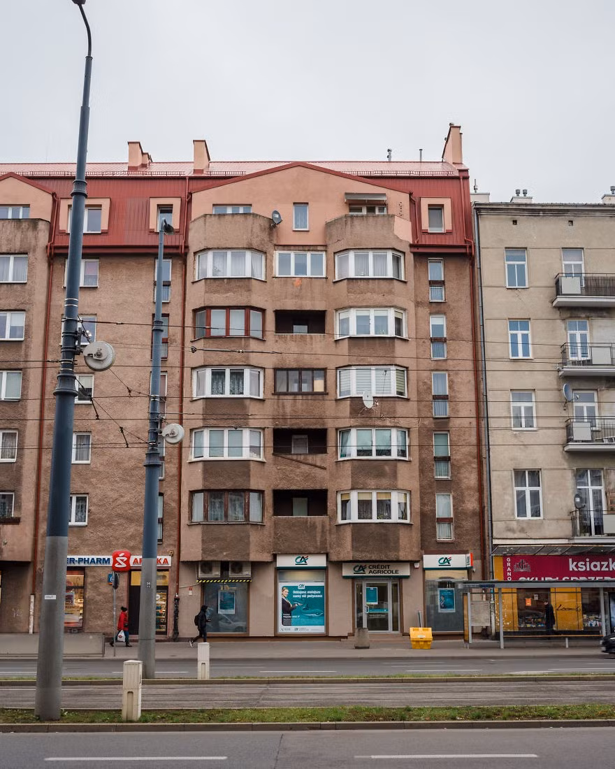 Praga nằm ngay bên kia sông Vistula và chỉ mất 15 phút để đi từ Phố cổ đến đó.