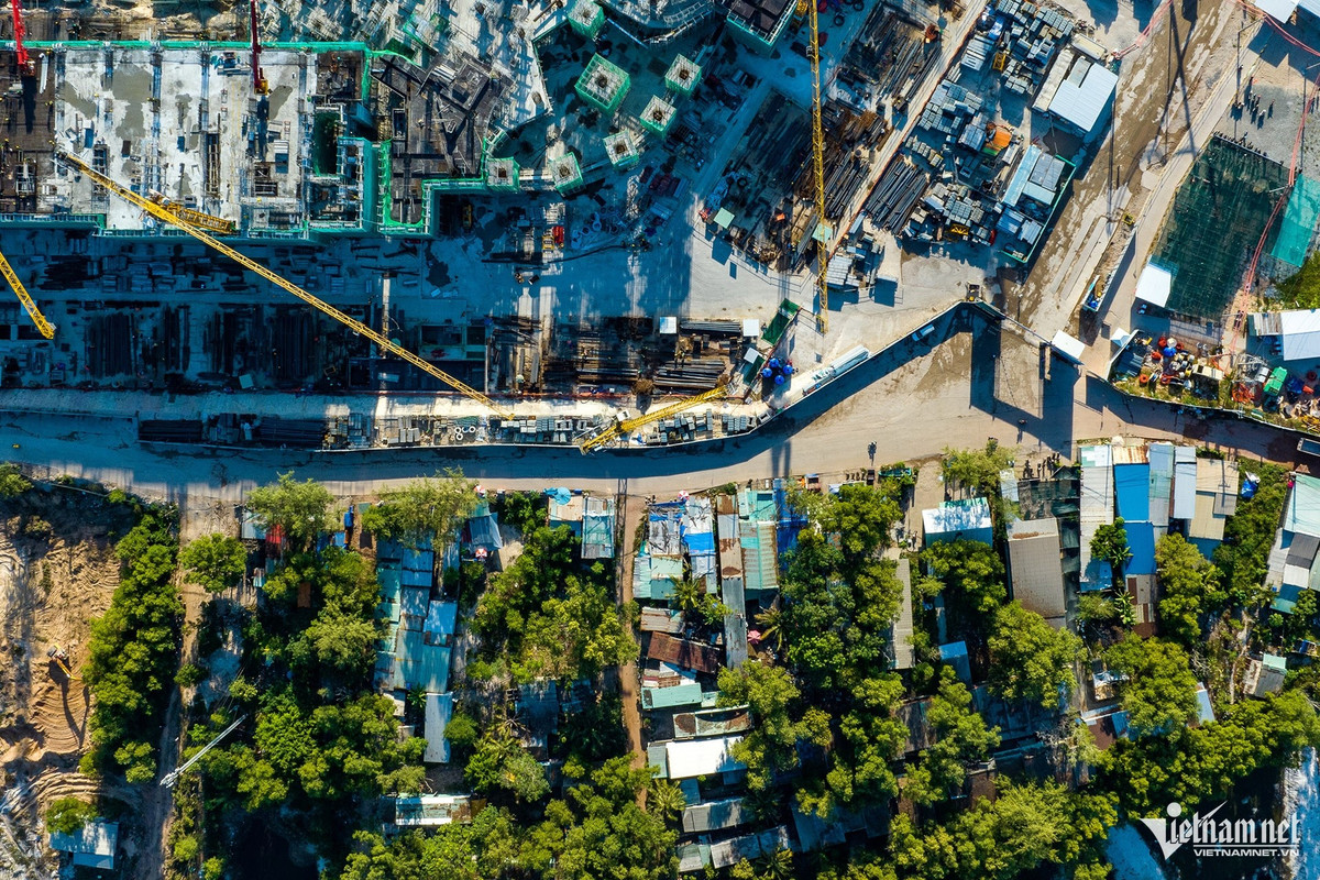 Có thể thấy công trường cụm công trình phục vụ APEC khá gần khu dân cư ở nam đảo ngọc.