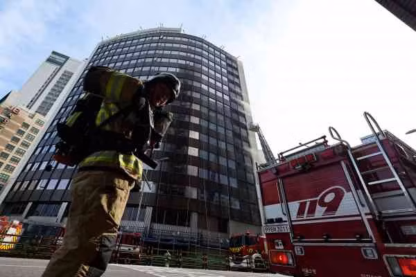 Theo các nhà chức trách, đám cháy bùng phát từ tầng 3 của tòa nhà, nơi hoạt động cải tạo đang được tiến hành. Các nhà chức trách đã mở cuộc điều tra nguyên nhân chính xác vụ hỏa hoạn. Ảnh: Yonhap.