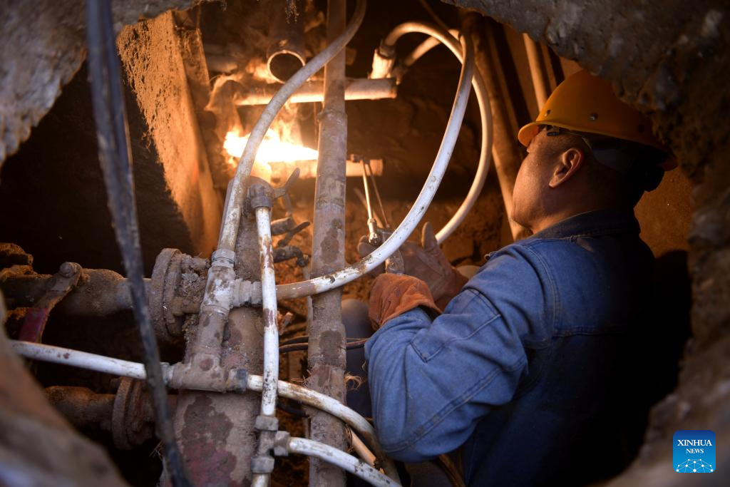 Nhân viên kiểm tra hệ thống sưởi tại Hạc Bích, tỉnh Hà Nam, ngày 11/12. Ảnh: Xinhua News.