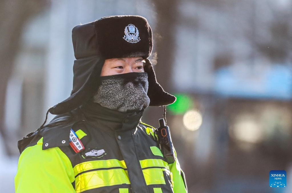 Tân Hoa Xã đưa tin ngày 12/12, Trung tâm Khí tượng Quốc gia Trung Quốc ngày 10/12 đã ban hành cảnh báo xanh về đợt rét đậm, gió mạnh, dự báo nhiệt độ sẽ giảm mạnh trên diện rộng và đợt tuyết rơi lớn đầu tiên trong mùa đông này trong vài ngày tới. Ảnh: Xinhua News.