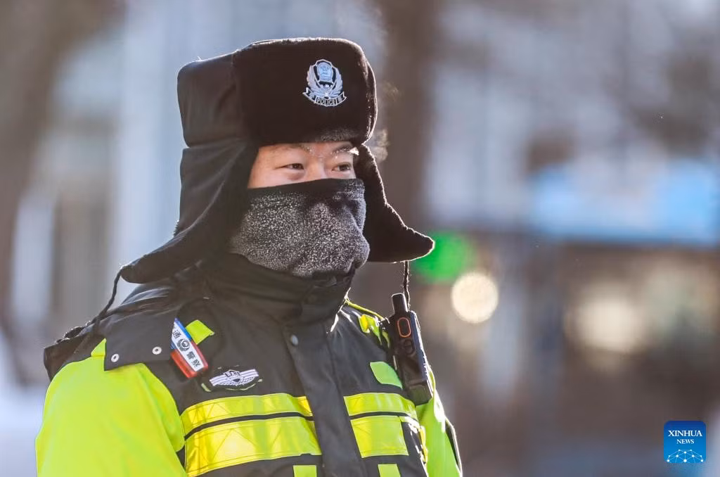 Tân Hoa Xã đưa tin ngày 12/12, Trung tâm Khí tượng Quốc gia Trung Quốc ngày 10/12 đã ban hành cảnh báo xanh về đợt rét đậm, gió mạnh, dự báo nhiệt độ sẽ giảm mạnh trên diện rộng và đợt tuyết rơi lớn đầu tiên trong mùa đông này trong vài ngày tới. Ảnh: Xinhua News.