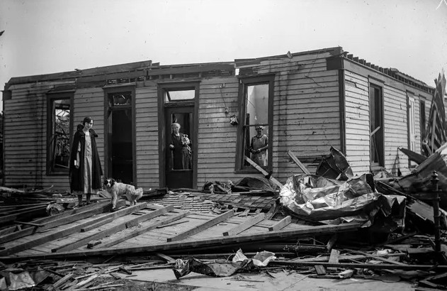 Mọi người xem xét ngôi nhà bị hư hại ở Griffin, Indiana, sau khi cơn lốc đi qua.