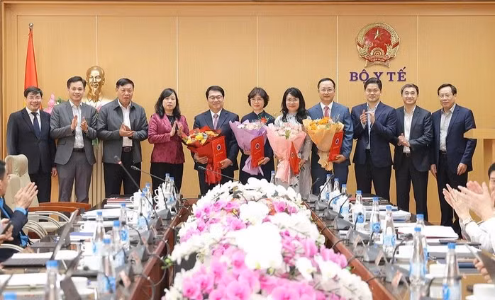 Lãnh đạo Bộ Y tế chúc mừng các cá nhân nhận nhiệm vụ mới.