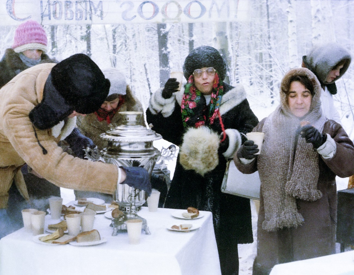 Khách du lịch Pháp thường xuyên đến Liên Xô. Bức ảnh cho thấy họ đang uống trà từ một chiếc ấm samovar trong thời tiết giá lạnh.