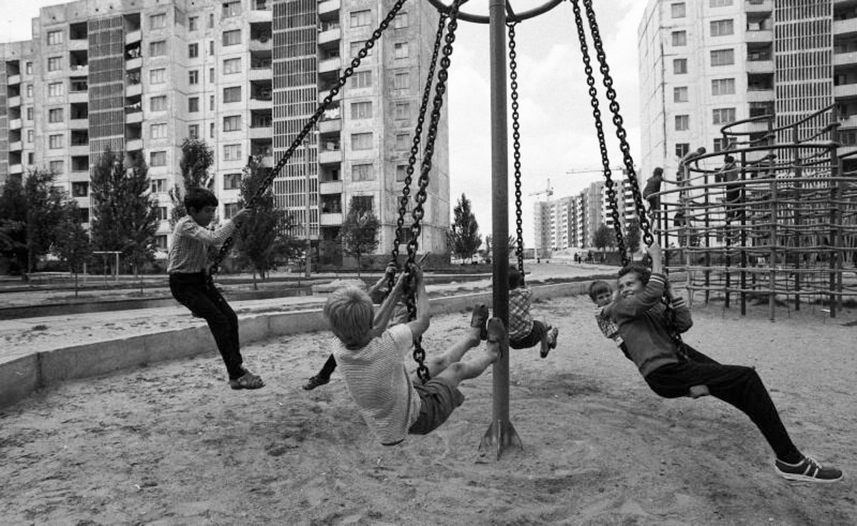 Các em nhỏ chơi đùa.