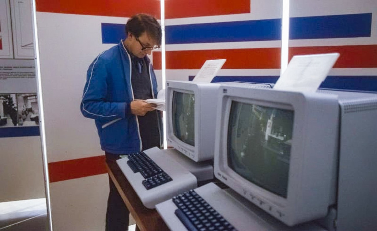 Một chàng trai trẻ đang tham dự một triển lãm máy tính.