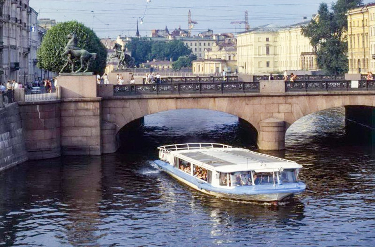 Thuyền du lịch ở Leningrad.