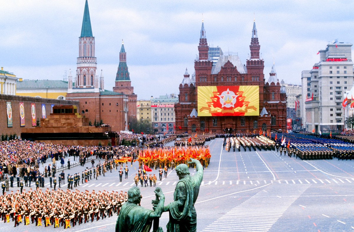 Năm 1985, Liên Xô kỷ niệm 40 năm Ngày Chiến thắng trong Thế chiến II. Bức ảnh này chụp cuộc duyệt binh trên Quảng trường Đỏ khi đó. (Nguồn ảnh: GTR)