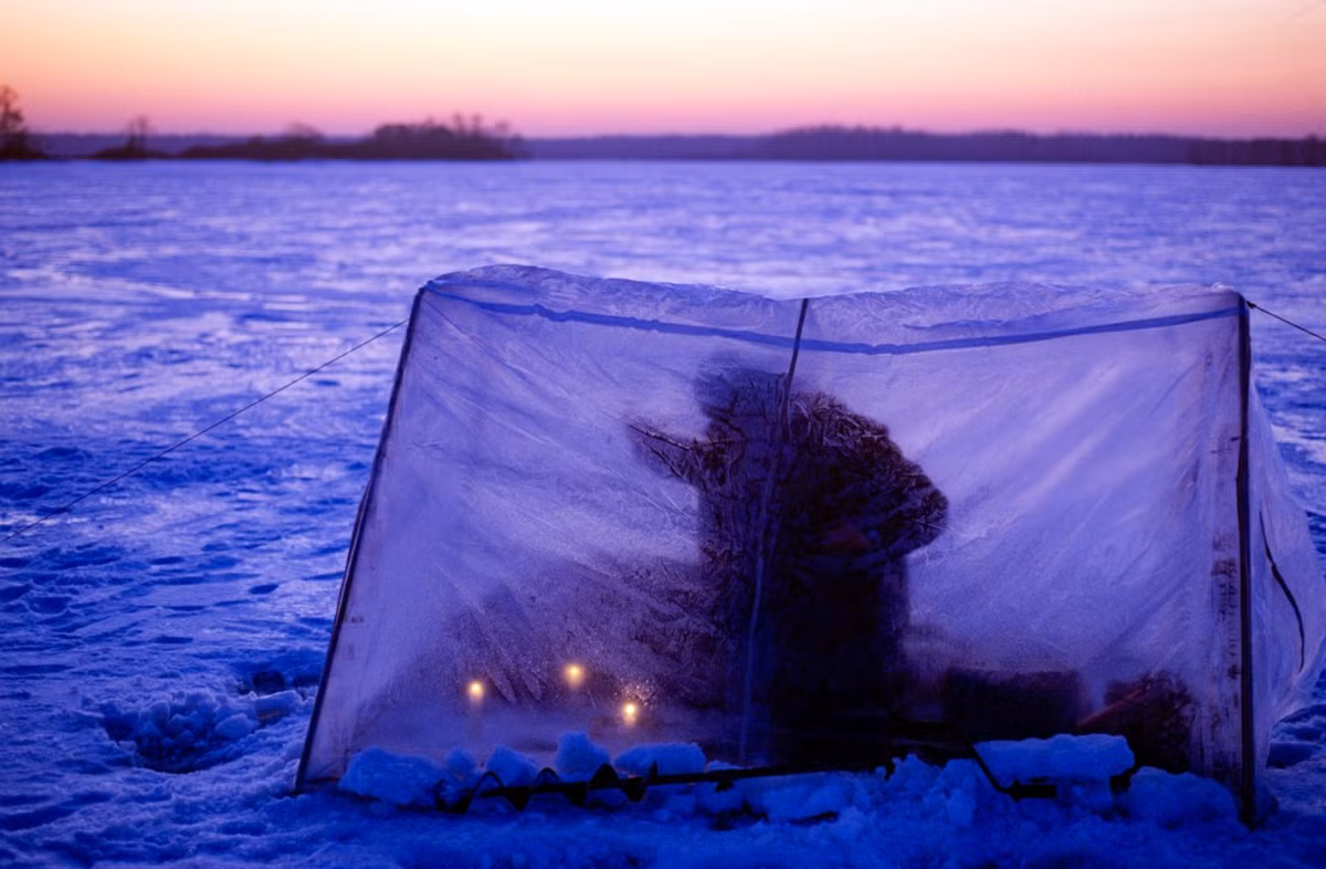Hoạt động câu cá vào mùa đông rất phổ biến trên sông Volga đóng băng.