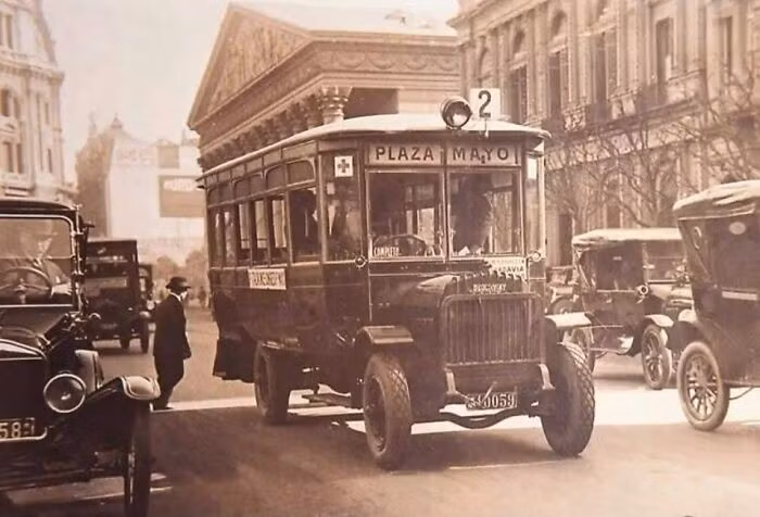 Quang cảnh tại Plaza de Mayo, một quảng trường lịch sử nằm ở trung tâm Buenos Aires, Argentina, năm 1920.