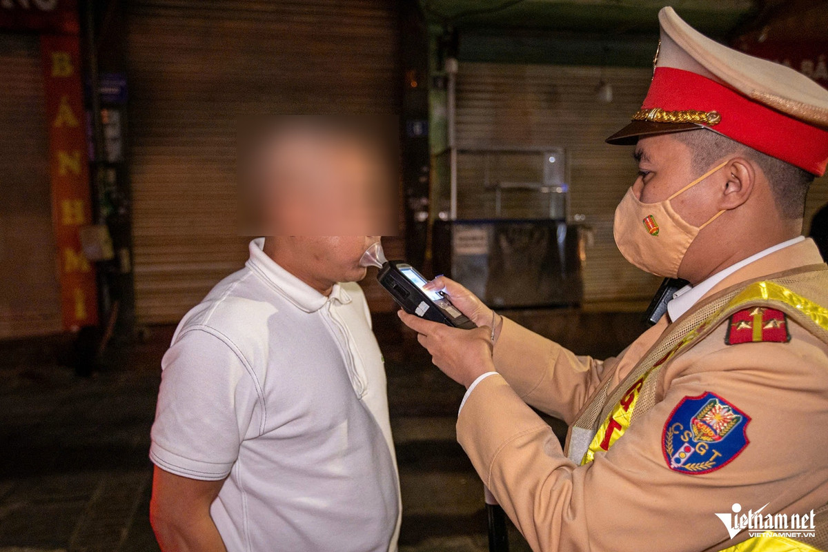 Đến 22h48 cùng ngày, cảnh sát phát hiện bốn tài xế ô tô vi phạm nồng độ cồn, từ dưới 0,25 mg/L khí thở đến mức vượt gấp hai lần ngưỡng "kịch khung" theo Nghị định 168. Điển hình, tài xế N.V.C. (44 tuổi, trú tại Hà Nội) điều khiển ô tô biển số 30G-014.XX vi phạm 0,828 mg/L khí thở, gấp đôi mức "kịch khung".