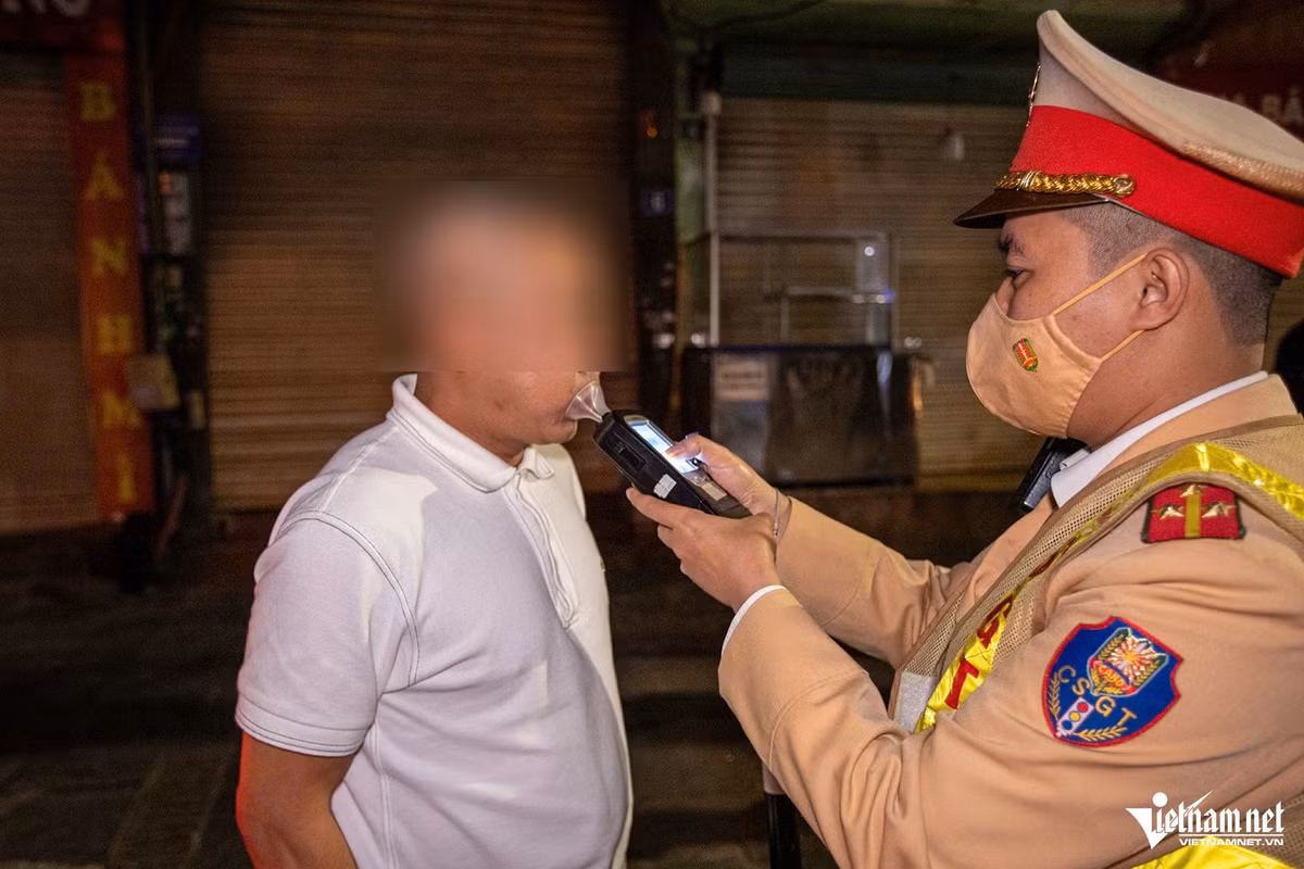 Đến 22h48 cùng ngày, cảnh sát phát hiện bốn tài xế ô tô vi phạm nồng độ cồn, từ dưới 0,25 mg/L khí thở đến mức vượt gấp hai lần ngưỡng "kịch khung" theo Nghị định 168. Điển hình, tài xế N.V.C. (44 tuổi, trú tại Hà Nội) điều khiển ô tô biển số 30G-014.XX vi phạm 0,828 mg/L khí thở, gấp đôi mức "kịch khung".