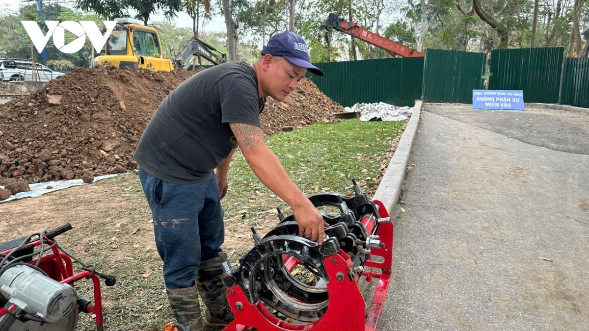 Những chiếc vam dùng siết chặt từng mối nối.