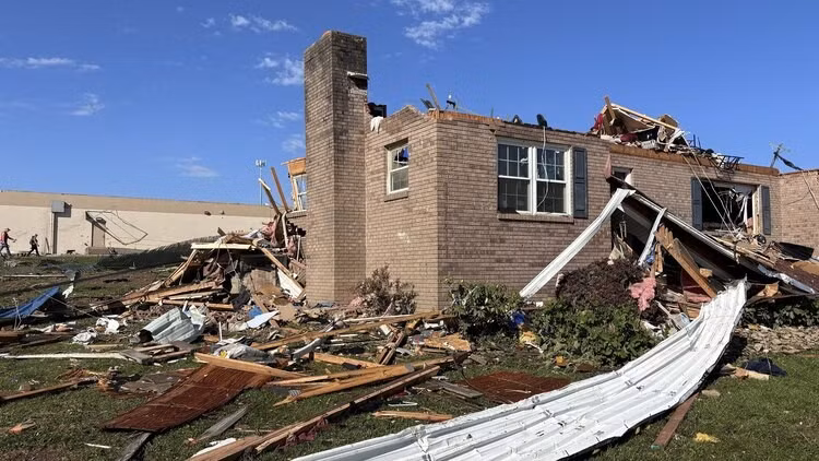 "Các bạn không chỉ nhìn thấy sự tàn phán mà còn có thể cảm nhận được nó. Đây là một trong những cơn bão gây thương vong và thiệt hại nghiêm trọng nhất", Thống đốc Kentucky Andy Beshear nói trước các phóng viên sau khi đi thị sát thiệt hại do mưa bão gây ra tại bang này ngày 17/5. Ảnh: WTVQ.