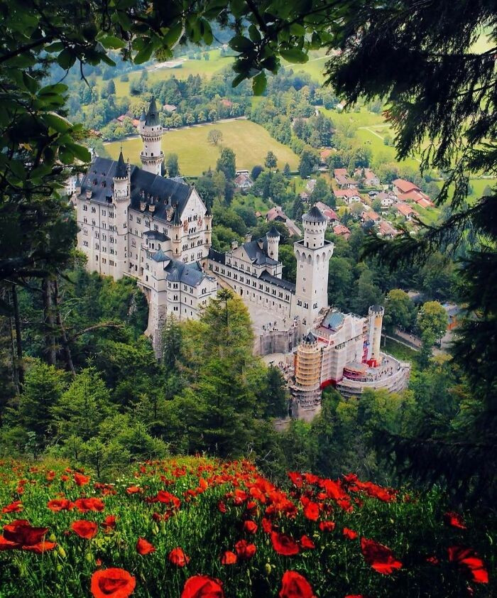 Lâu đài Neuschwanstein, Đức, nhìn từ trên cao.