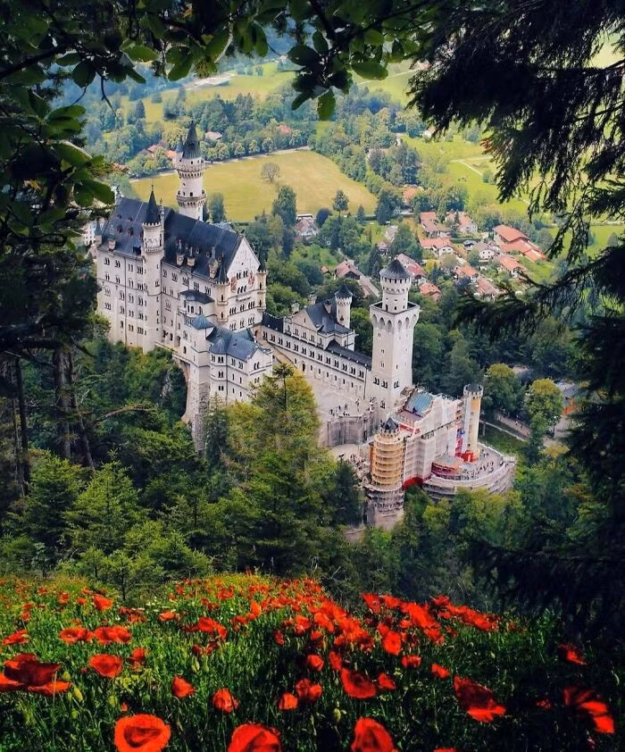 Lâu đài Neuschwanstein, Đức, nhìn từ trên cao.