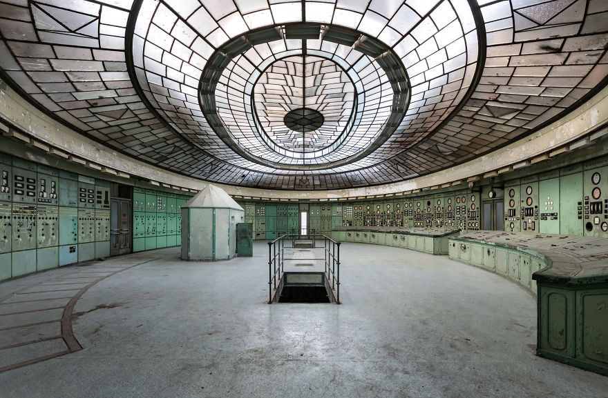 Bên trong phòng điều khiển của một nhà máy điện bị bỏ hoang.