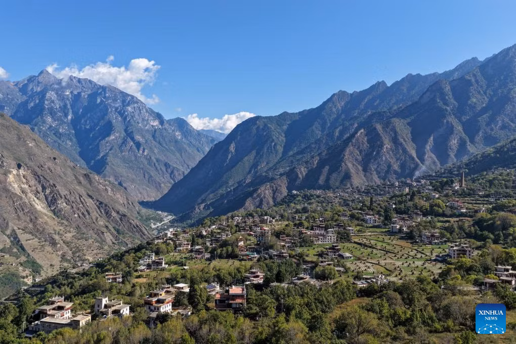 Bức ảnh này được chụp tại làng Jikayi vào ngày 17/10/2025. Jikayi, nằm trên cao nguyên, nổi tiếng với sự đa dạng sinh học cũng như đa sắc tộc.