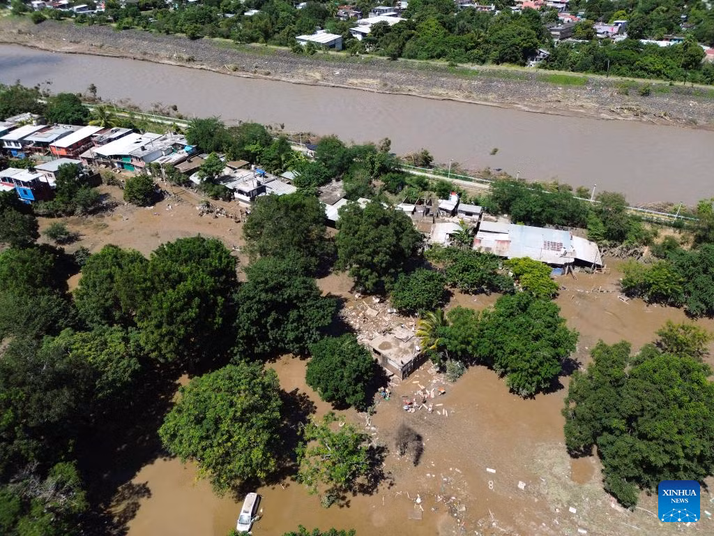 Bà Sheinbaum cho biết ước tính sơ bộ cho thấy khoảng 100.000 ngôi nhà đã bị hư hại. "Chính phủ sẽ hỗ trợ mọi trường hợp", bà nói.