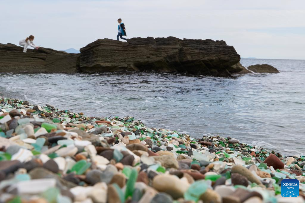 Bức ảnh này được chụp vào ngày 5/10/2025 tại bãi biển thủy tinh nổi tiếng của nước Nga. Ảnh: Xinhua News.