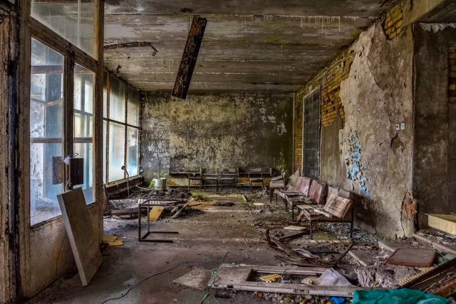Quần áo và các vật dụng khác mà lực lượng cứu hộ bỏ lại vẫn nằm trong bệnh viện bỏ hoang này, phát ra mức phóng xạ cao. Ảnh: Flickr.