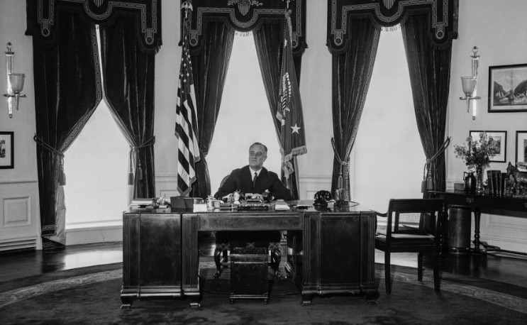 Tổng thống Franklin D. Roosevelt tại Phòng Bầu dục. Tổng thống Roosevelt đã mở rộng Cánh Tây vào năm 1934 và chuyển Phòng Bầu dục đến vị trí hiện tại, nhìn ra Vườn Hồng.