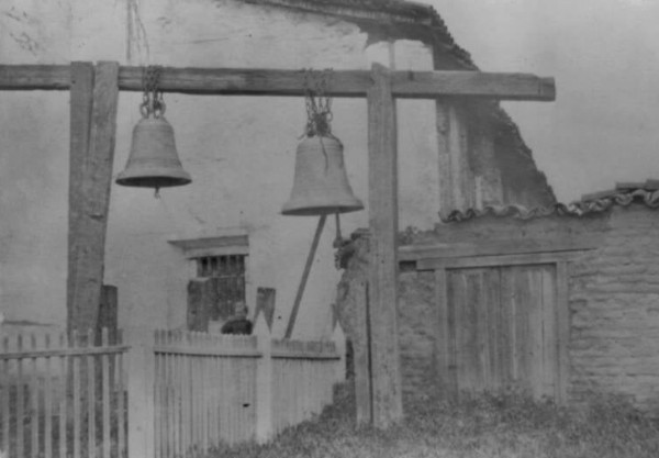 Chuông cổ tại nhà thờ San Juan ở quận Monterey năm 1866. Ảnh: Thư viện Quốc hội.
