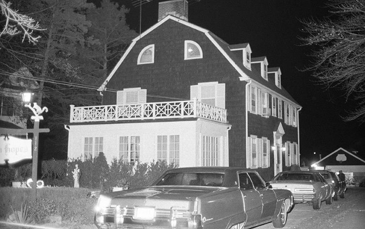 Ngôi nhà ở Amityville, New York (Mỹ), này là nơi Ronald DeFeo Jr. đã sát hại cha mẹ và bốn anh chị em ruột năm 1974. Bức ảnh được chụp chỉ vài giờ sau vụ án mạng.