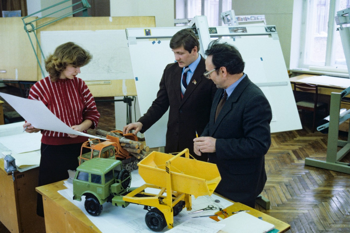 Các kỹ sư của Viện Lâm nghiệp Cộng hòa Komi đang làm việc.