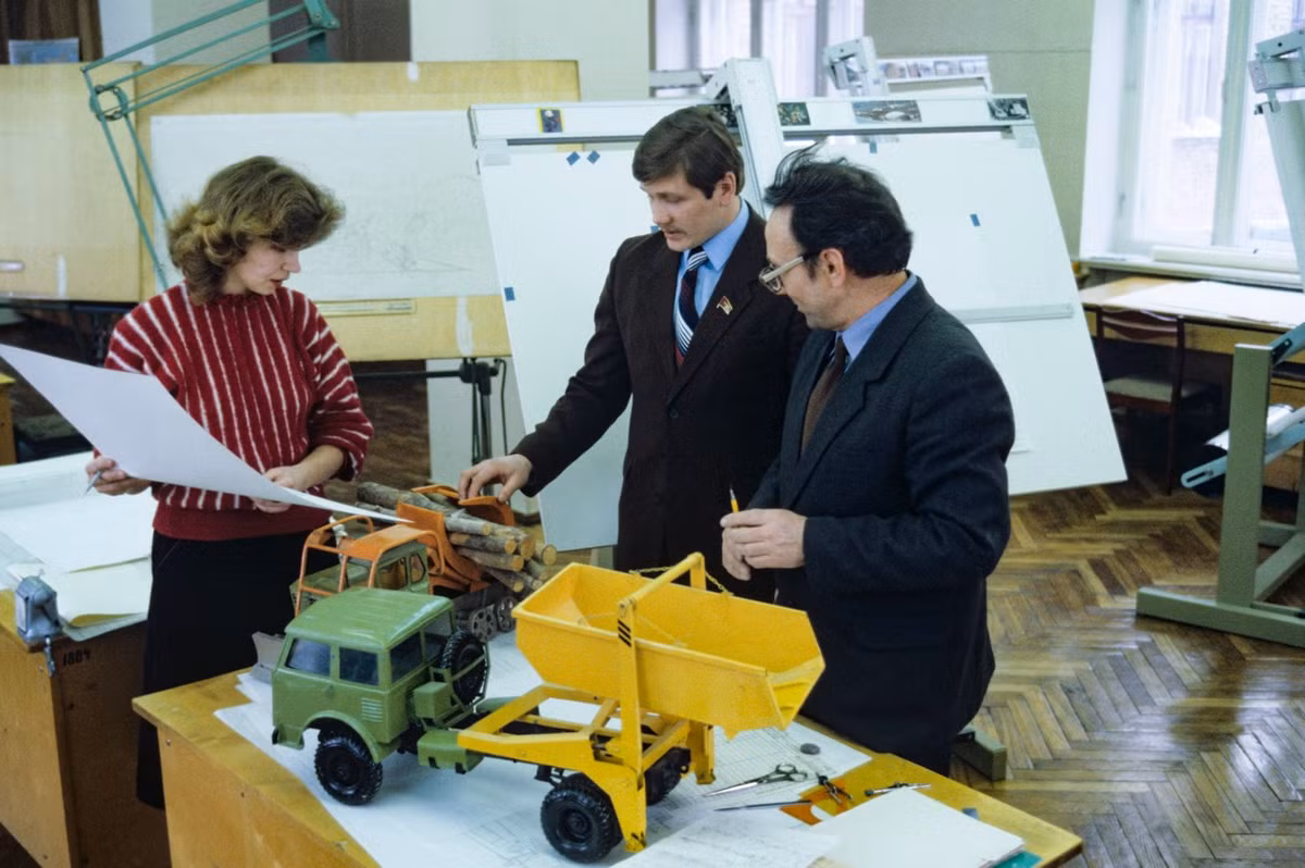 Các kỹ sư của Viện Lâm nghiệp Cộng hòa Komi đang làm việc.