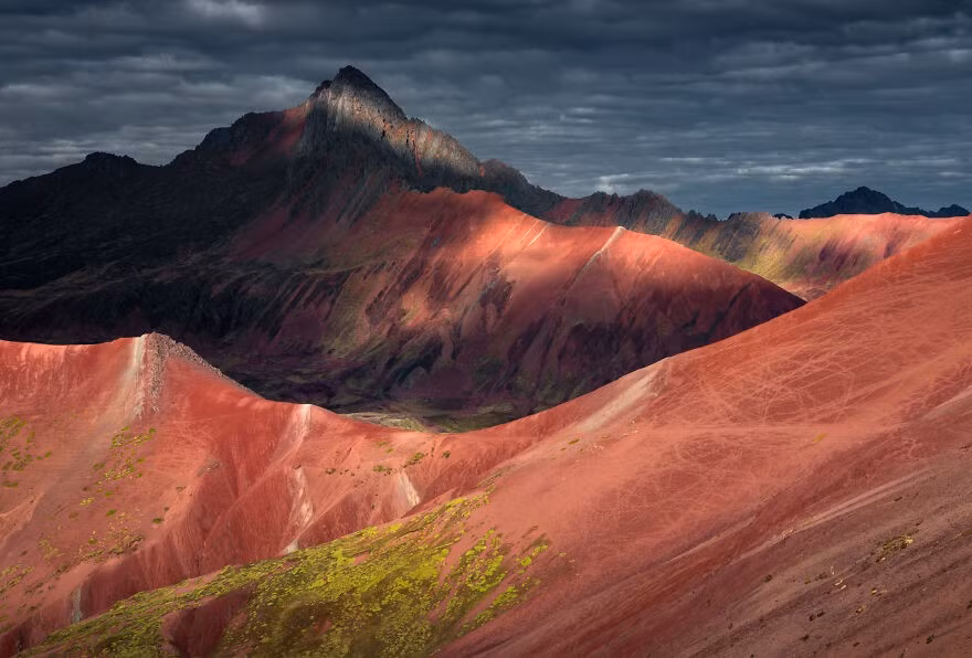 Thung lũng đỏ gây ấn tượng với cảnh quan đất đỏ xen kẽ cỏ xanh.