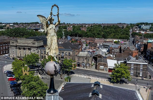 Theo Daily Mail, Burslem từng là một thị trấn sầm uất, giàu có và là nơi Robbie Williams, ngôi sao của nhóm nhạc Take That, chào đời. (Nguồn ảnh: DM)