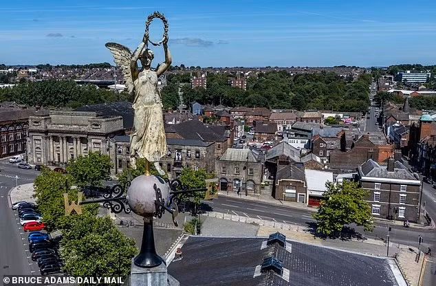 Theo Daily Mail, Burslem từng là một thị trấn sầm uất, giàu có và là nơi Robbie Williams, ngôi sao của nhóm nhạc Take That, chào đời. (Nguồn ảnh: DM)