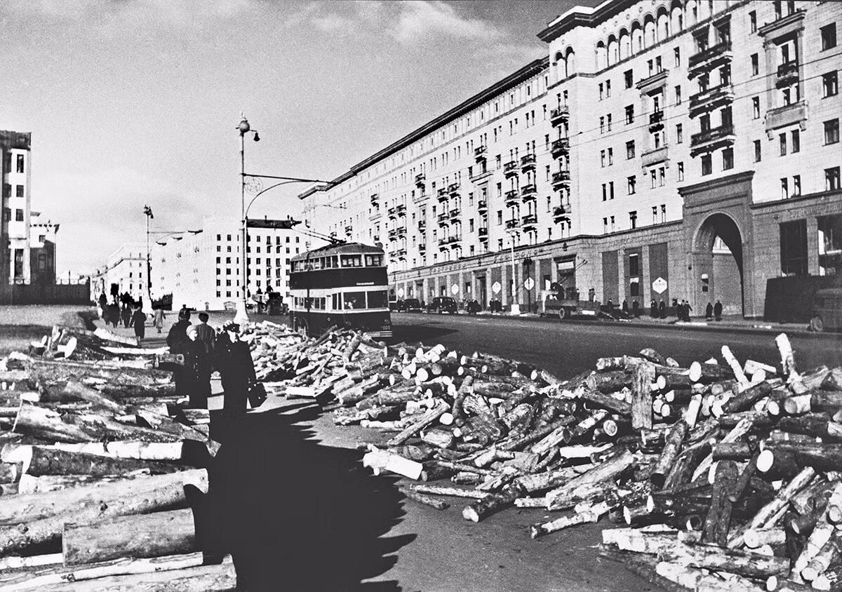 Cảnh tượng ngổn ngang trên phố Gorky (nay là phố Tverskaya), thủ đô Moscow, trong Thế chiến II. (Nguồn ảnh: Gw2ru/Sputnik)