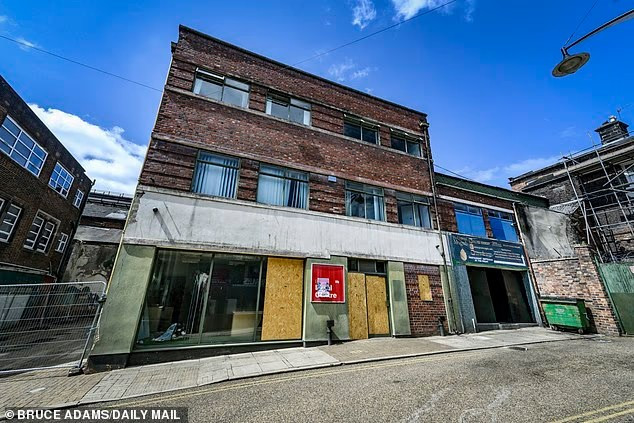 Một tòa nhà văn phòng trống trên phố Keates.