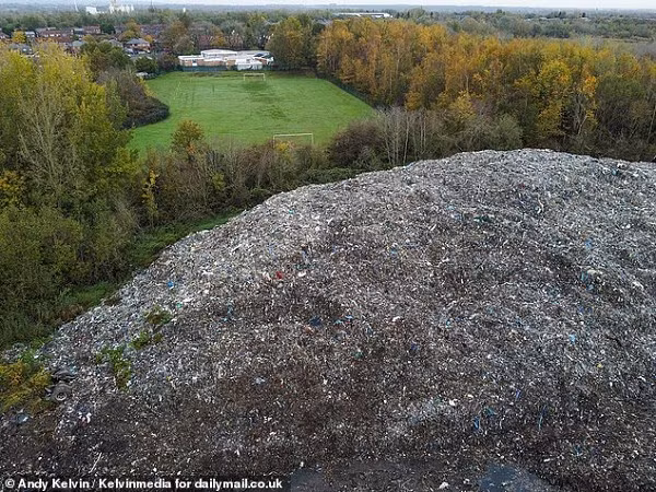 Bãi rác bốc mùi tồi tệ hơn vào mùa hè khi có đám cháy bùng phát và cháy trong suốt 9 ngày trước khi được đội cứu hỏa dập tắt. Trường tiểu học gần đó đã phải đóng cửa vì khói độc từ đám cháy hồi mùa hè. Người dân thiếu nước sinh hoạt do lượng nước cần thiết để dập lửa quá lớn. Ảnh: Daily Mail.