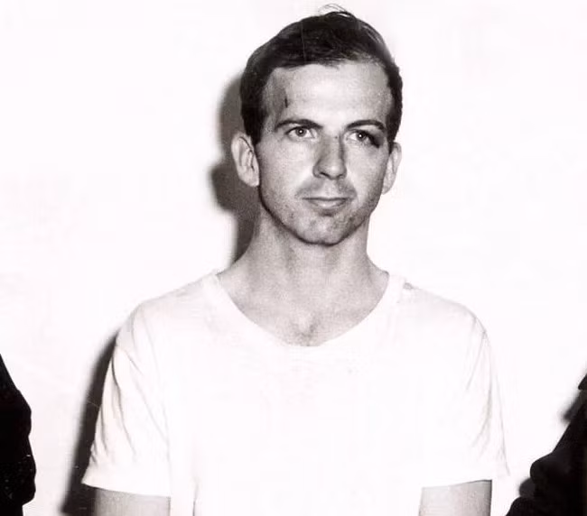 Ảnh chụp Lee Harvey Oswald sau khi bị bắt giữ.